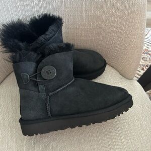 Ugg Mini Bailey Button II Boot Black Size 5 women’s New Perfect